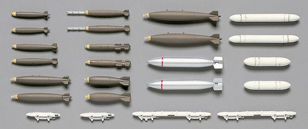 Hasegawa 35001 1:72 Weapons U.S. Bombs & Rocket Launchers Set Plane Kit