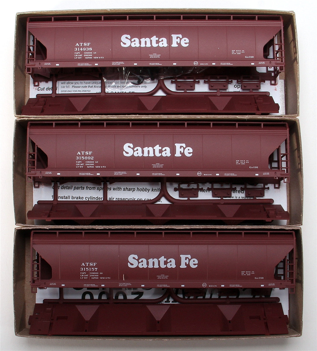 Accurail 8035 HO Santa Fe Center Flow Covered Hopper ATSF Kit (Set of 3)