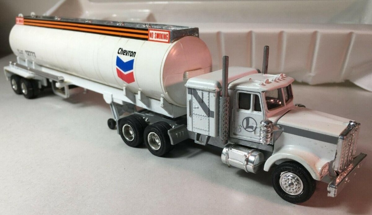 Lionel 6-12777 O Gauge White Truck Chevron Tractor & Tanker