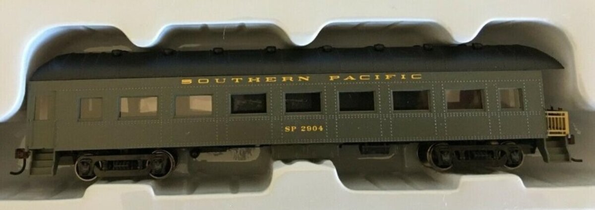 Roundhouse 86631 HO Southern Pacific Arch-Roof Observation Car # 2904