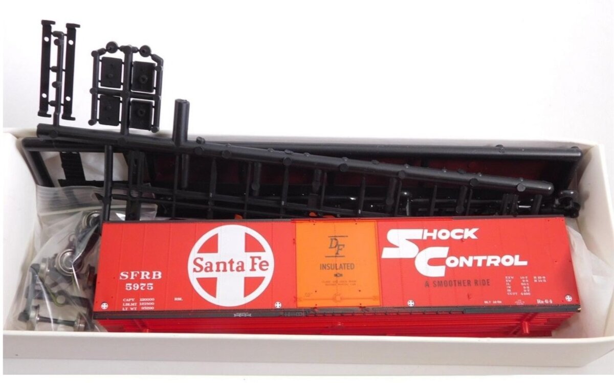 Branchline Trains 1718 HO # 5975 Santa Fe Shock Control 50' Plug Door Boxcar Kit