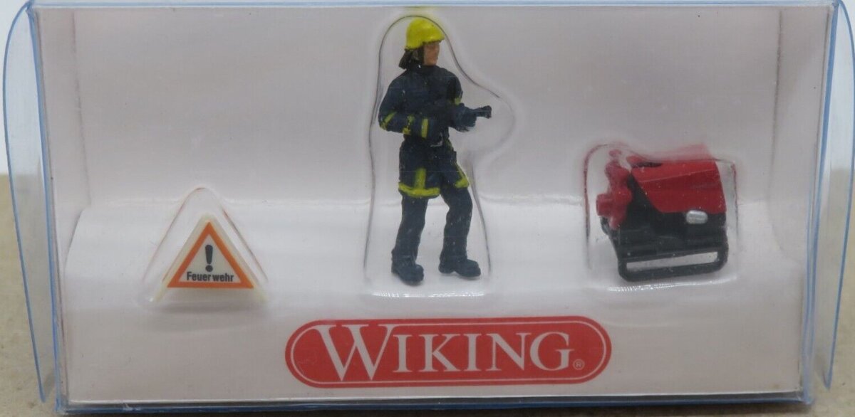 Wiking 0190126 1:87 Fire Fighter Character with Props (Pack of 3)