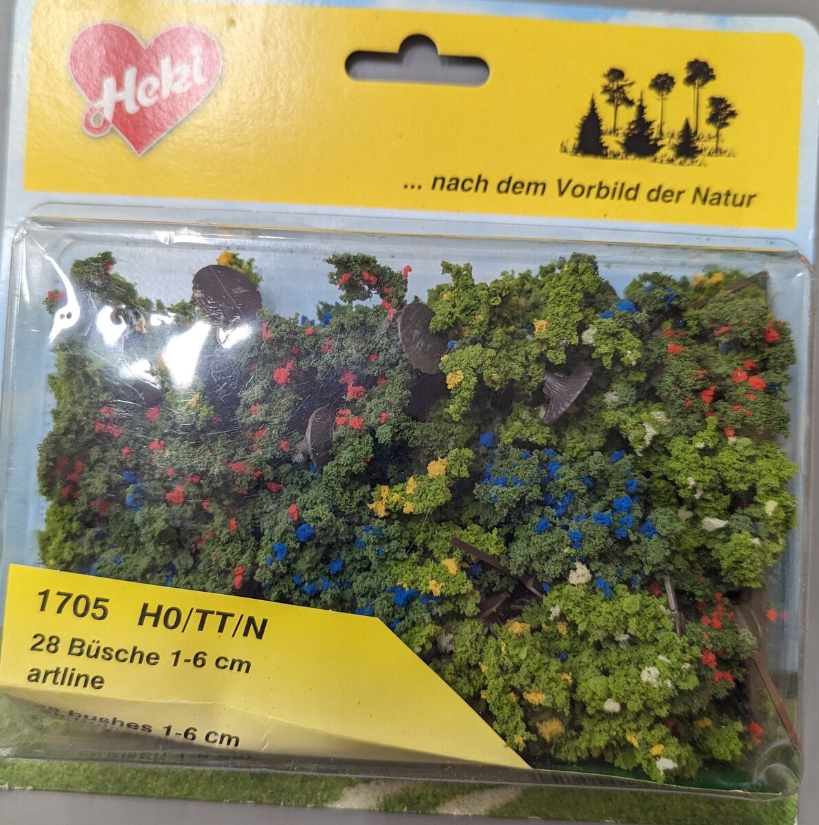 Heki 1705 HO Bushes w/Various Colored Blooms (Pack of 28)