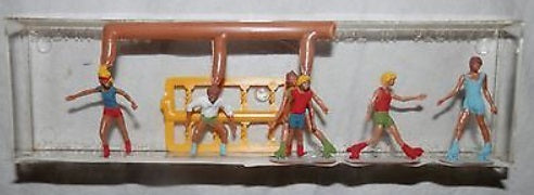 Merten 2507 HO Scale Roller Skaters Figures