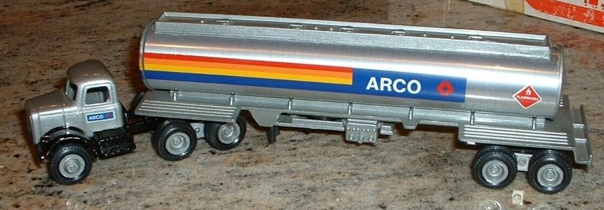 Winross 317 1:64 Die-Cast Arco Tanker w/Silver Cab