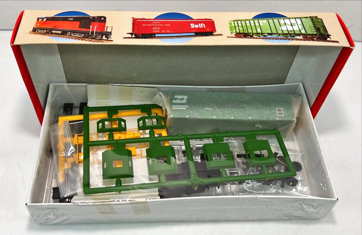 Walthers 932-4354 HO Burlington Northern Bay Window Caboose  #11707 Kit