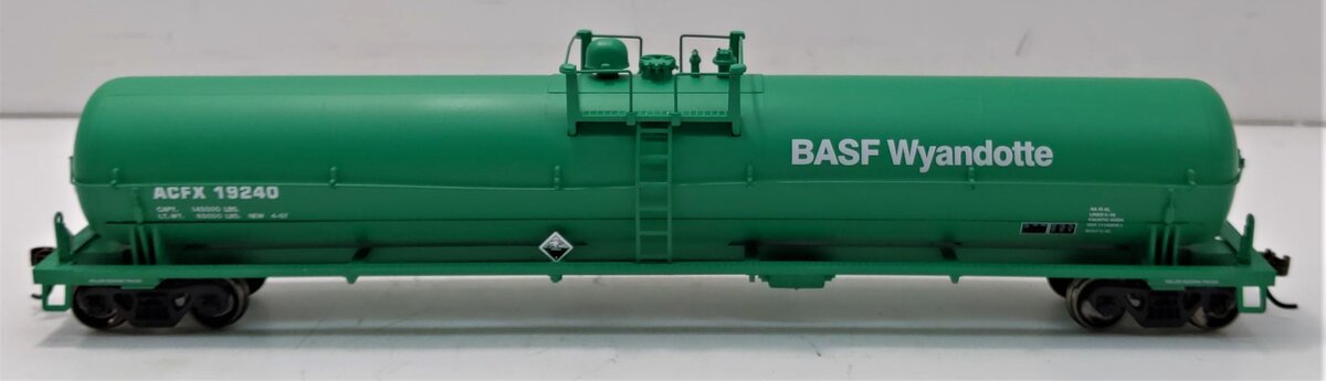 Athearn 17844 HO BASF/Wyandotte RTR 62' Tank #19240