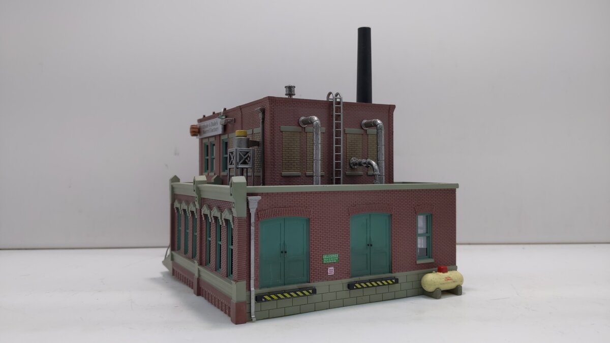 Woodland Scenics BR5026 HO Built-&-Ready Clyde & Dale's Barrel Factory Building