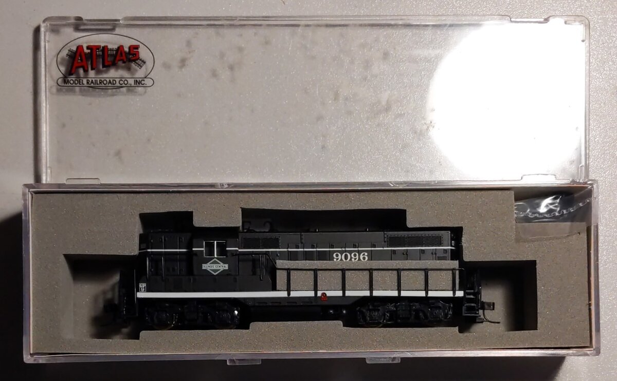 Atlas 48335 N Scale Illinois Central GP9 Ph.2 Diesel Locomotive #9096