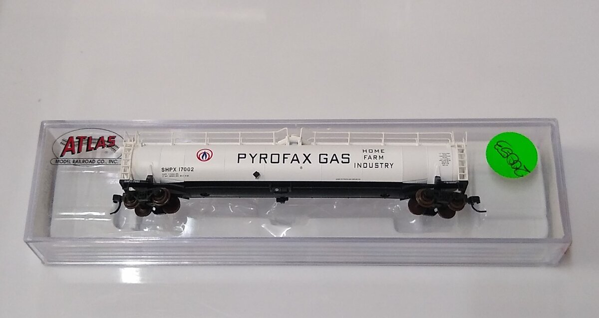 Atlas 37015 N Scale Pyrofax 33,000 Gallon Tankcar #17002