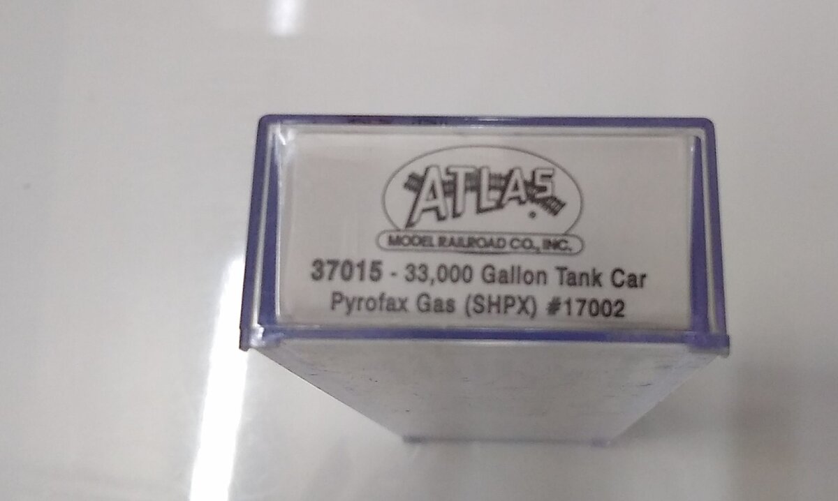 Atlas 37015 N Scale Pyrofax 33,000 Gallon Tankcar #17002