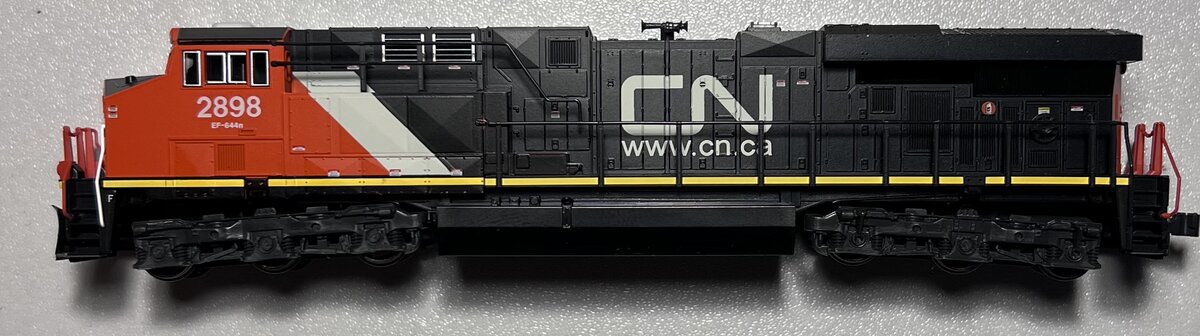 Kato 176-8938 N Canadian National GE ES44AC Diesel Locomotive #2898