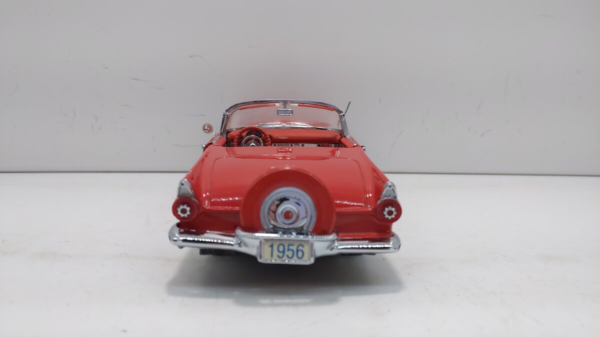 Danbury Mint 1956 1:24 Ford Thunderbird Coupe in Red EX