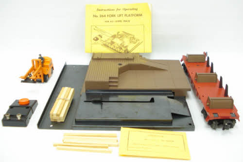 Lionel 264 Vintage O Operating Forklift Platform with 6264 Lumber Car