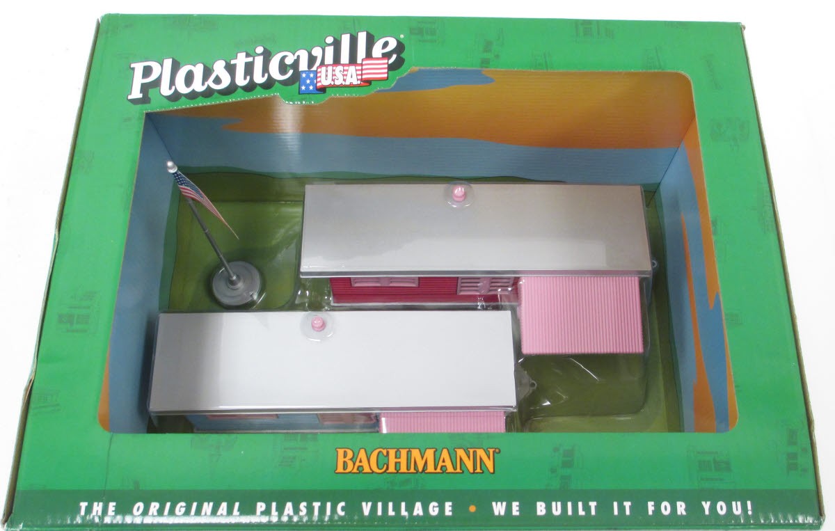 Bachmann 45310 O Plasticville Built-Up Trailer Park w/2 Trailers & Flag Pole